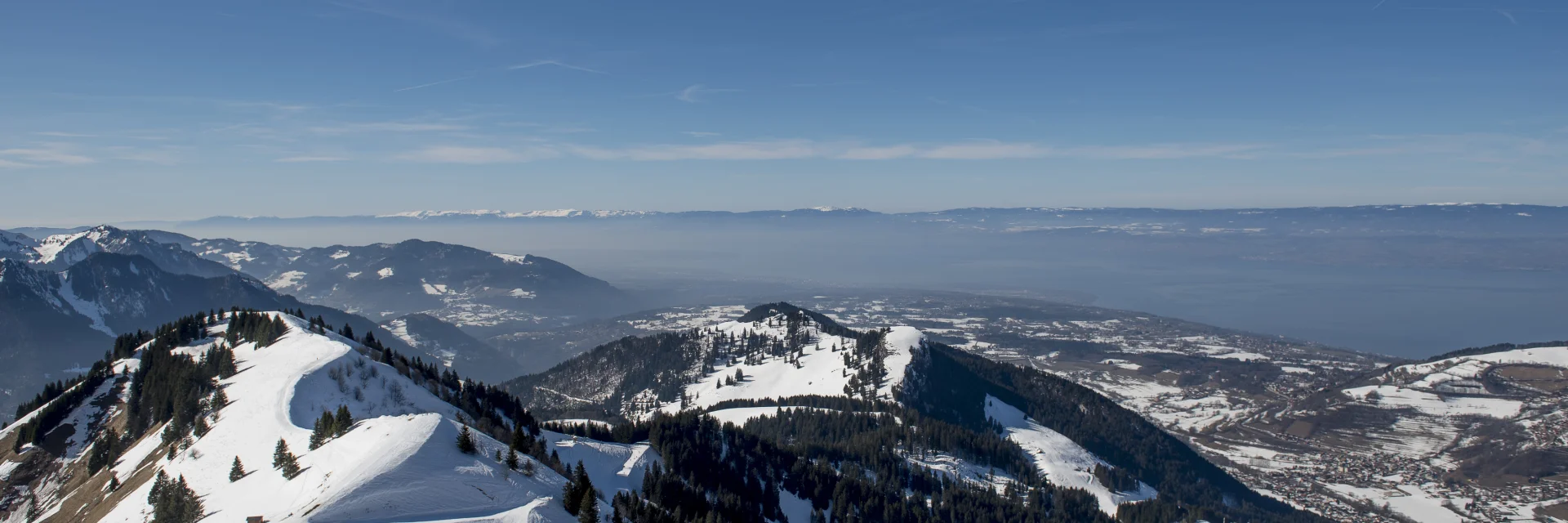 Montagne enneigées de Bernex avec vue sur le Léman