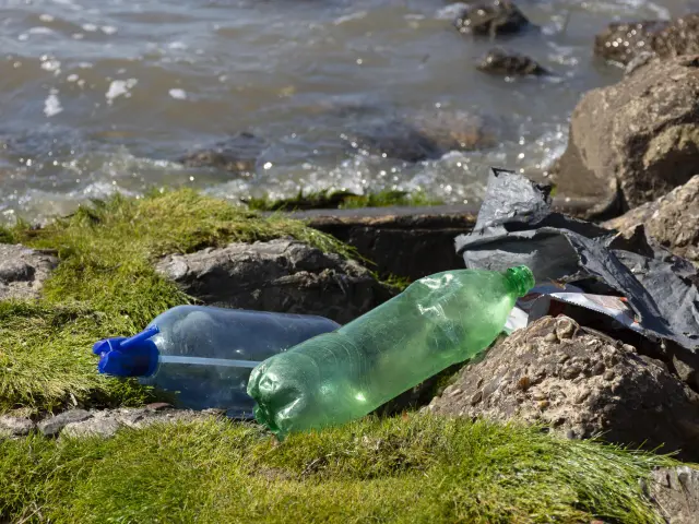 Concept van watervervuiling met afval